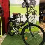 Una bicicleta está estacionada frente a un cartel en una tienda.