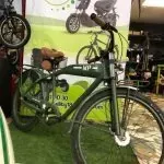 Una bicicleta está estacionada frente a una pared con una imagen de una motocicleta en ella.