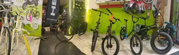 Una fila de bicicletas están alineadas en una tienda.