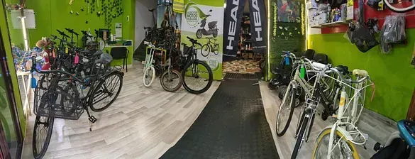 Una fila de bicicletas están alineadas en una tienda de bicicletas.