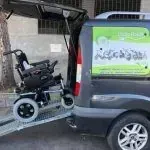 Se está cargando una silla de ruedas en la parte trasera de una camioneta.