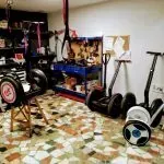 Una sala llena de segways y scooters.