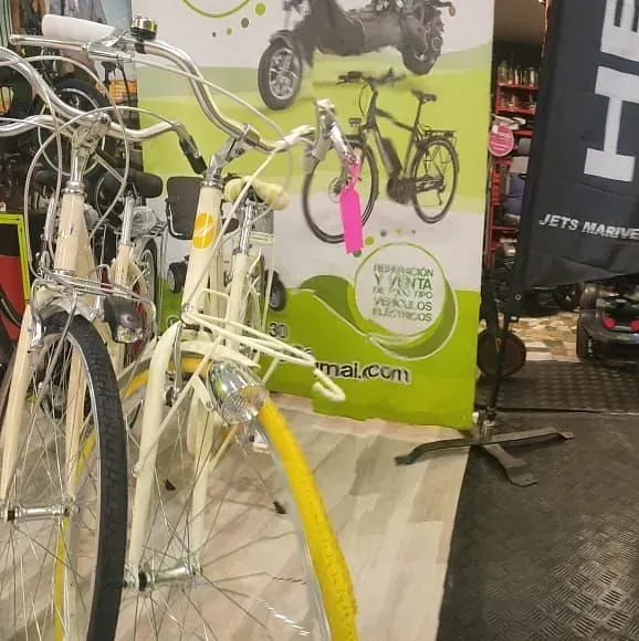 Varias bicicletas están alineadas frente a un cartel que dice jets marine