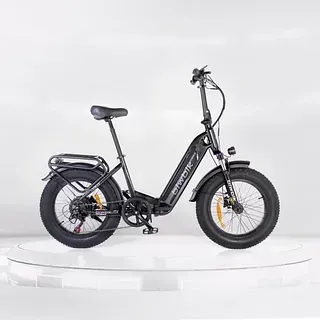 Una bicicleta eléctrica negra está sentada encima de un podio blanco.