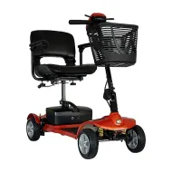 Un scooter de movilidad rojo con una cesta encima sobre un fondo blanco.