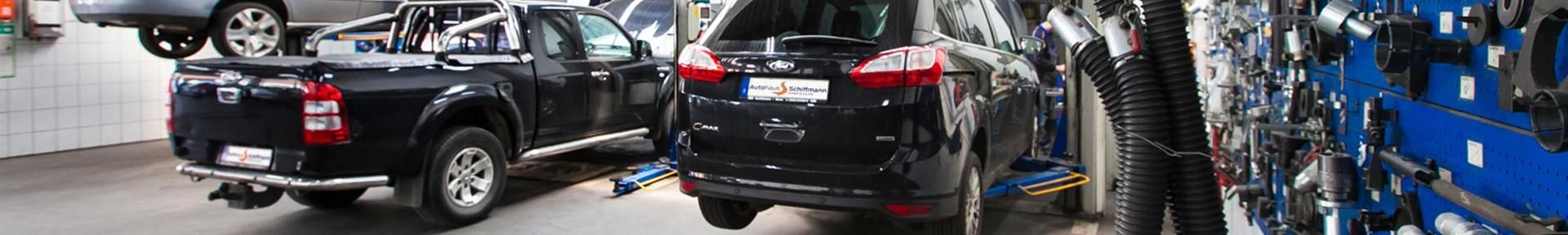 Ein verschwommenes Bild von in einer Garage geparkten Autos.