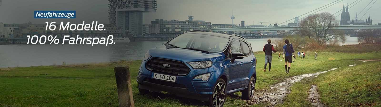 Ein blauer Ford ist in einem schlammigen Feld geparkt