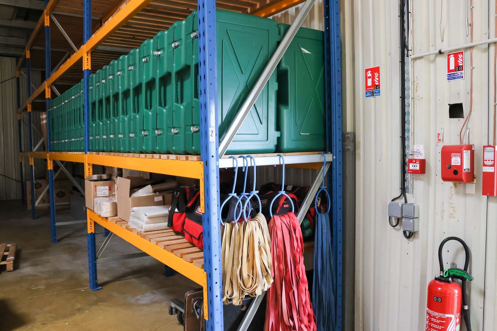 Aménagement d'un bureau avec des bureaux, des ordinateurs et des chaises emballés dans du plastique dans une pièce lumineuse