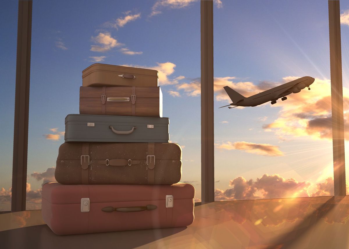 Des valises empilées près d'une fenêtre d'aéroport, un avion décollant au coucher du soleil