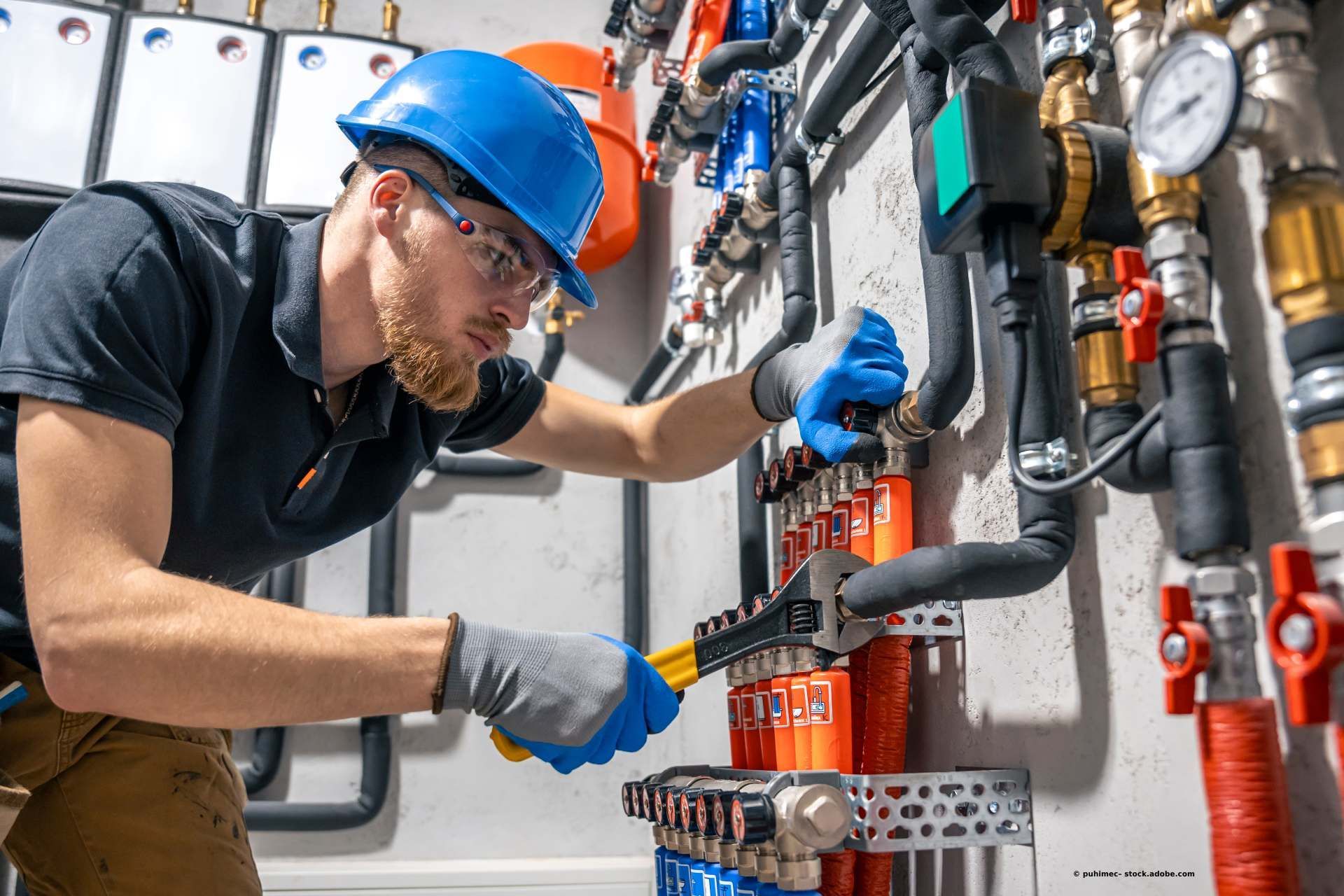 Handwerker repariert ein Heizsystem