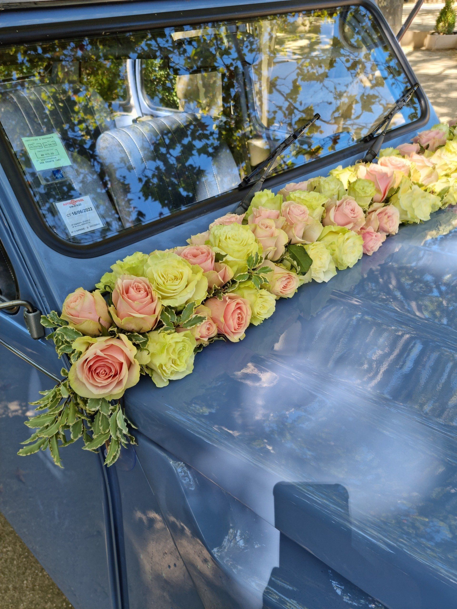 Décoration de voiture en fleurs