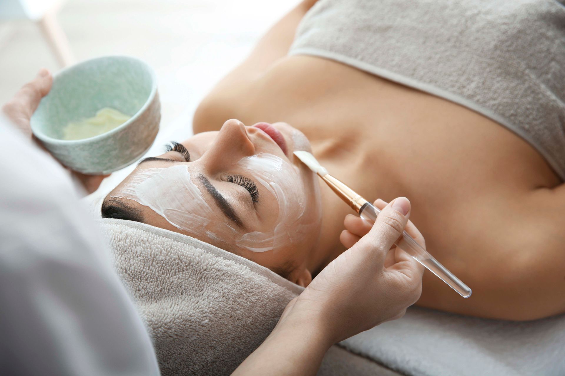 Eine Frau bekommt in einem Spa eine Gesichtsbehandlung.