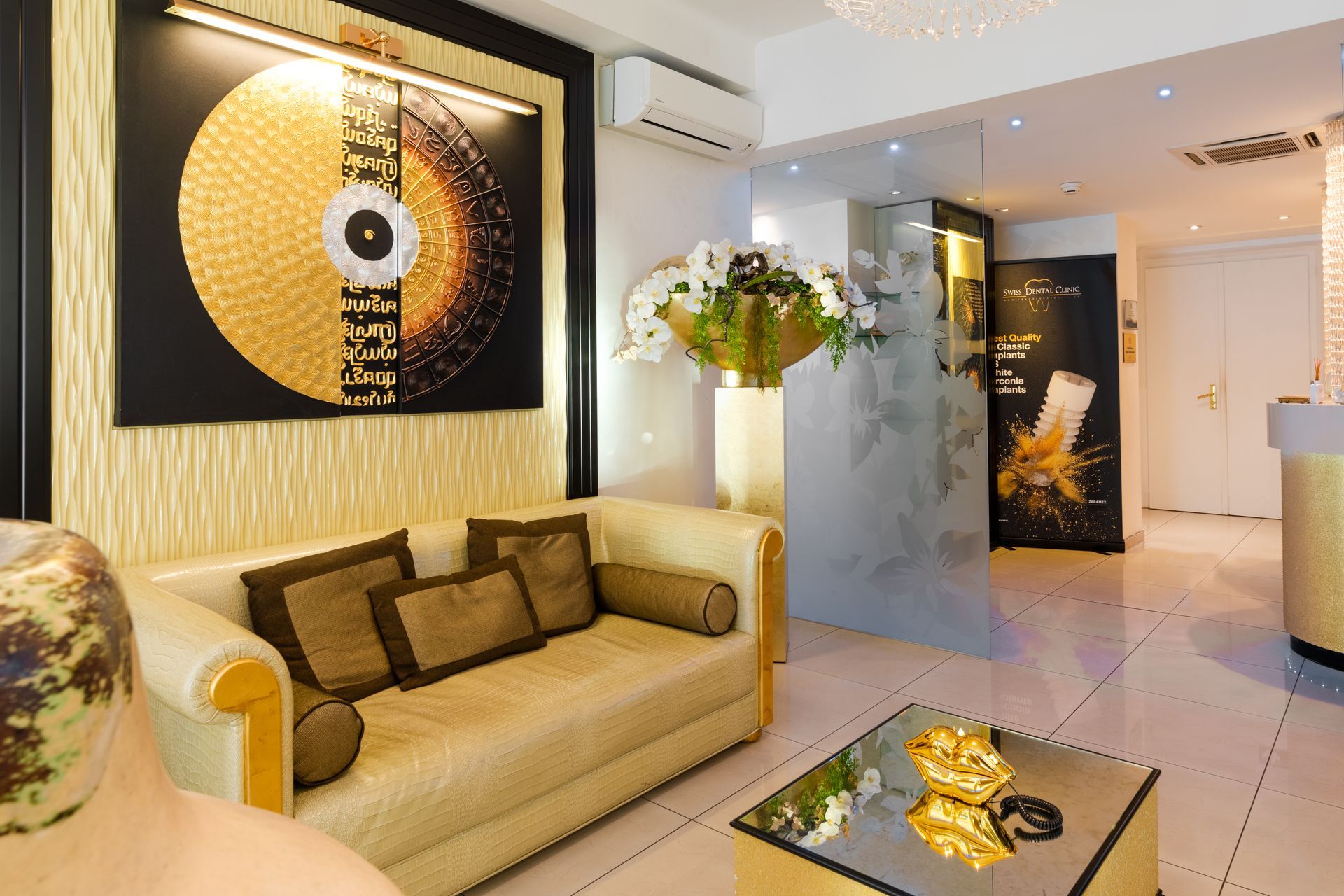 Porta decorata che conduce a una stanza, con intagli dorati ed elementi decorativi.