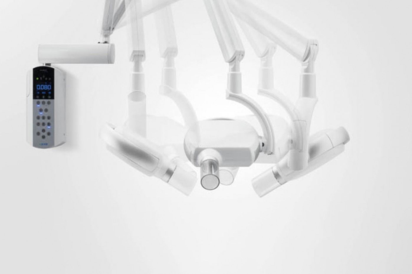 Dentista con mascherina che utilizza uno scanner su un paziente.