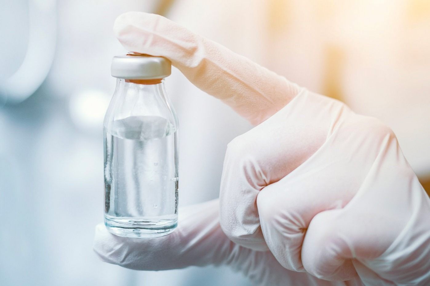 Lettore di impronte digitali sul polpastrello; la persona con la camicia blu lo attiva.