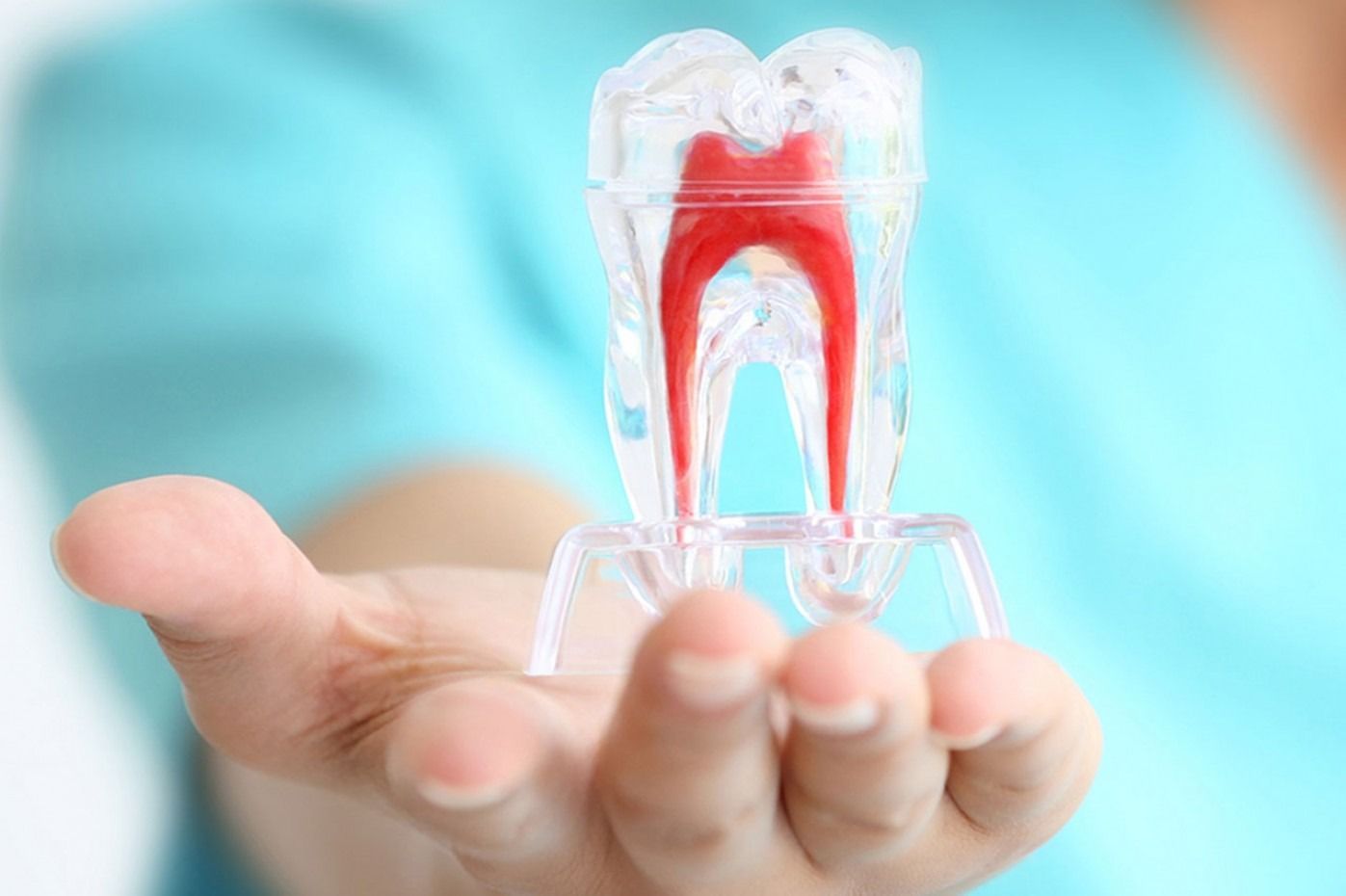 Un dentista esamina la bocca di un paziente con una luce e degli strumenti in uno studio dentistico.