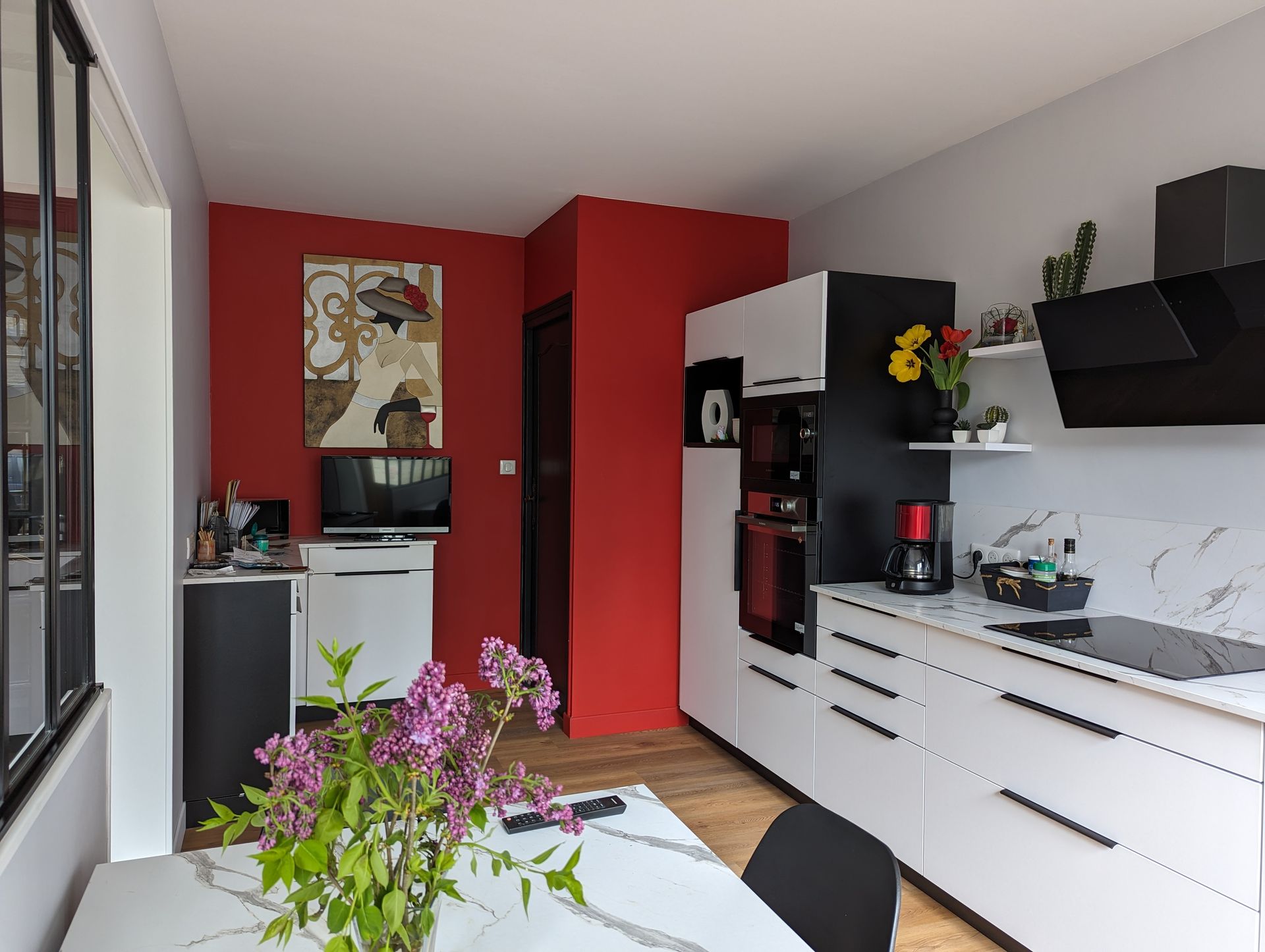 Chambre avec un lit, des tables de chevet, une armoire et une porte donnant sur une autre pièce. Murs turquoise.