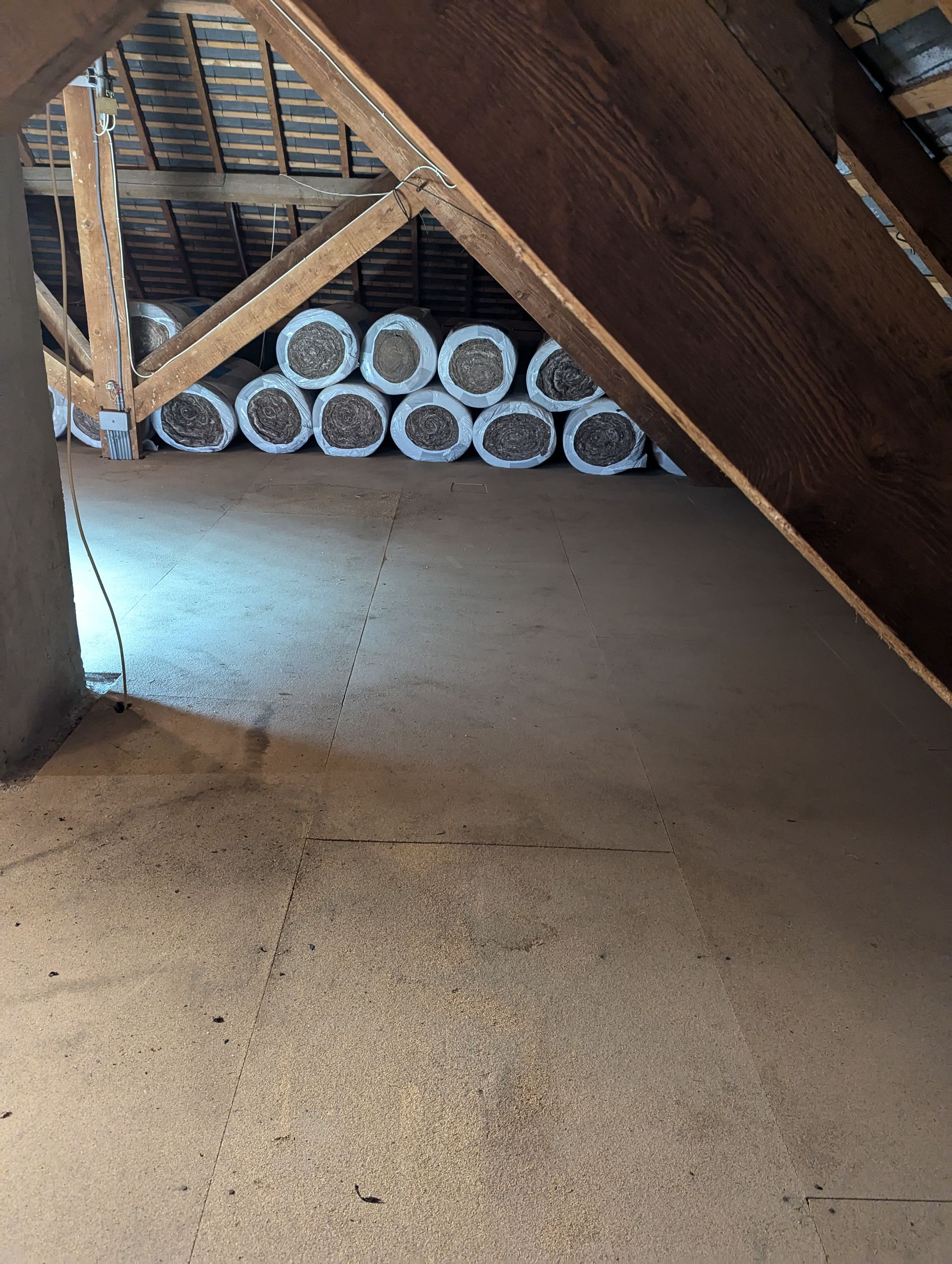 Couloir avec poutres en bois, murs blancs et un petit tipi.