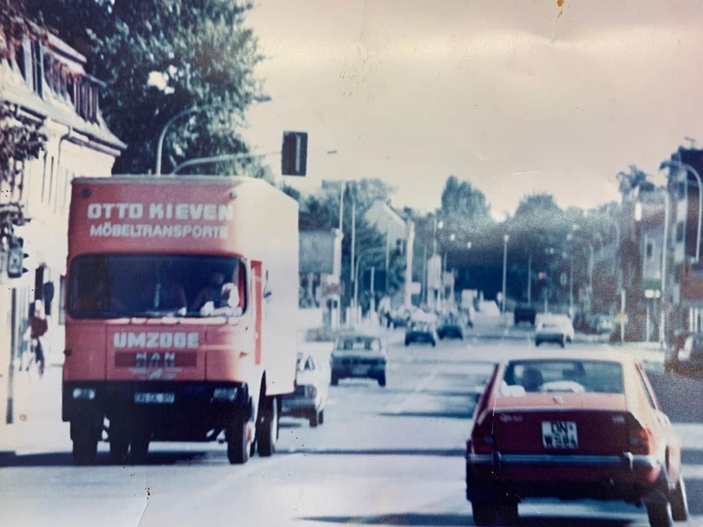 Ein roter LKW mit dem Wort Otto darauf