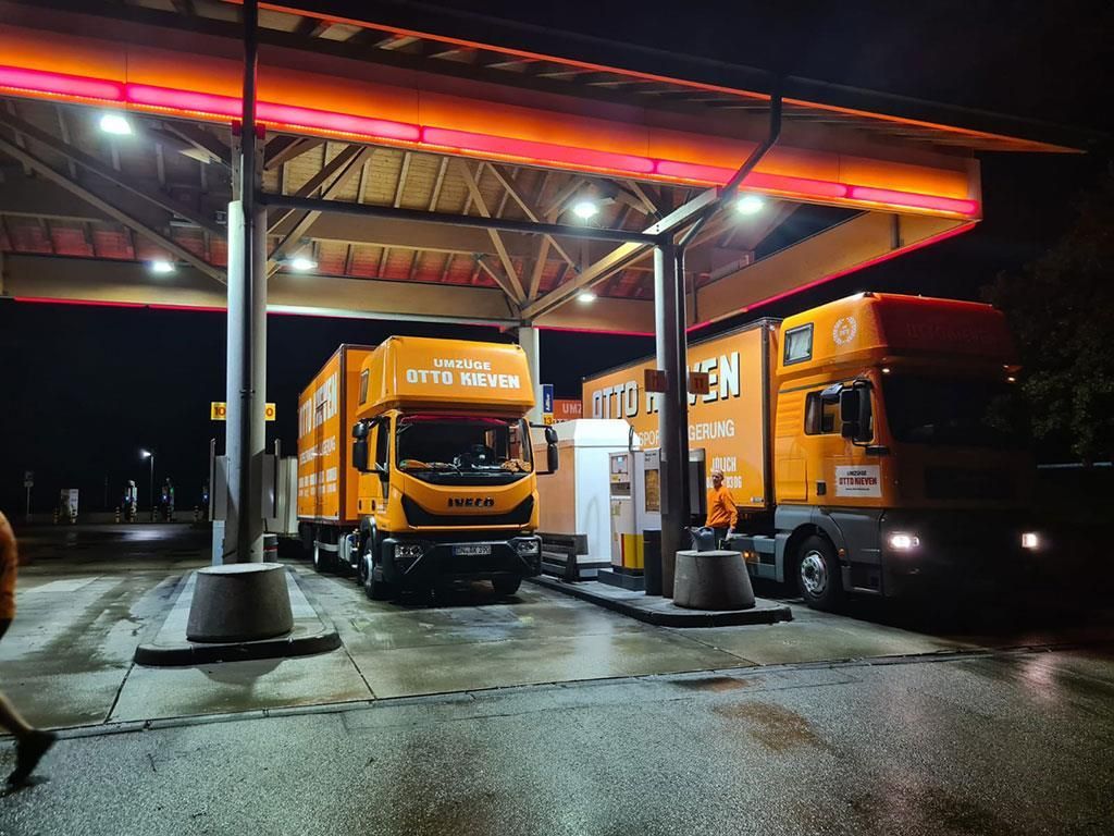 Ein Lotto-Farm-Truck steht an einer Tankstelle