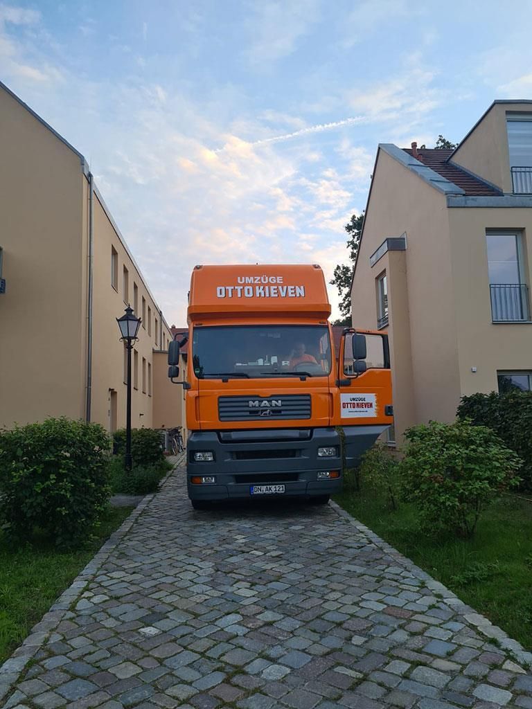 Ein Mann-LKW ist auf einer gepflasterten Auffahrt geparkt