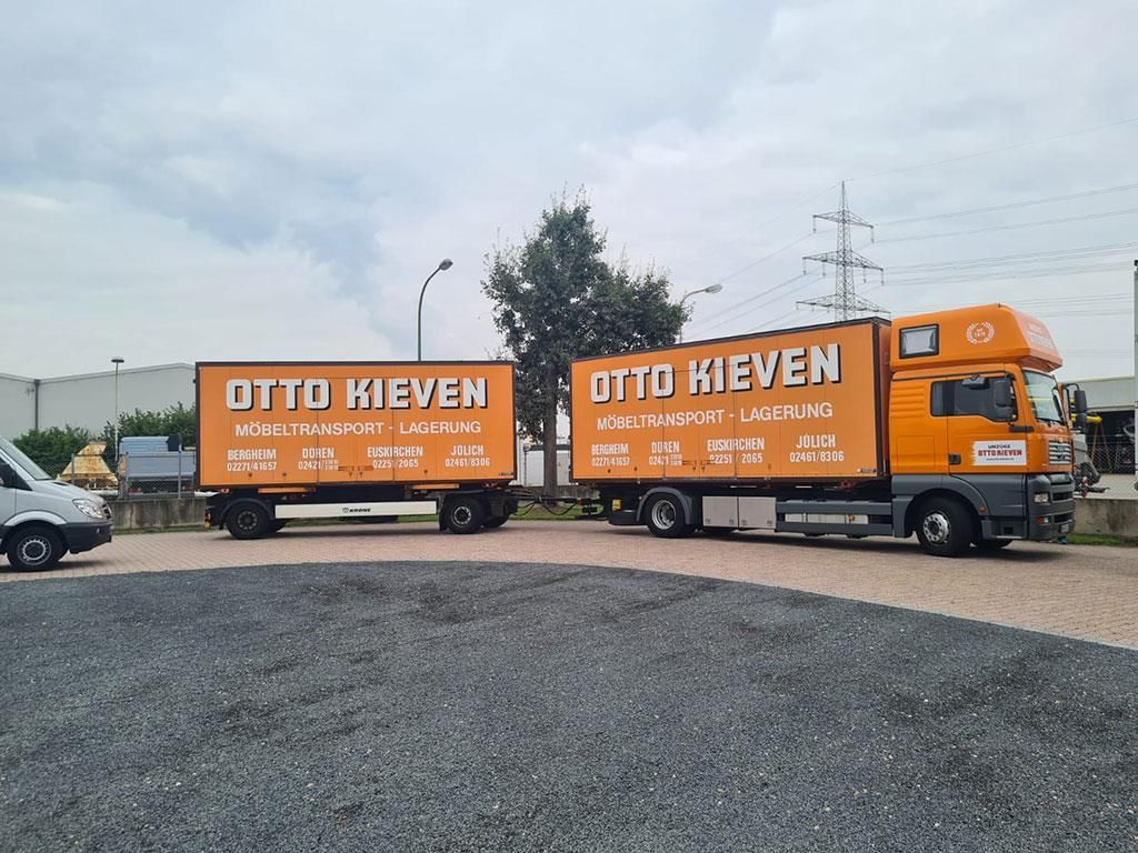 Zwei Otto Kieven LKW stehen nebeneinander