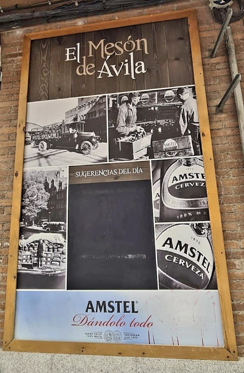 Cartel de El Mesón de Avila con fotos antiguas y anuncio de cerveza Amstel.