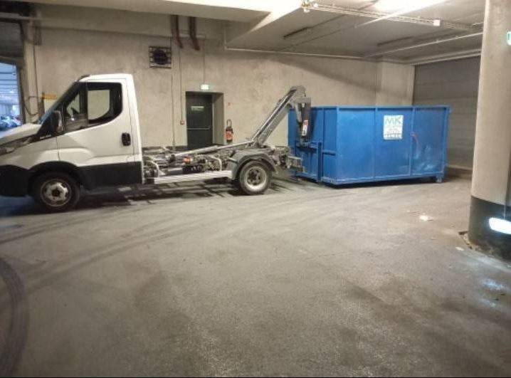 Camion benne dans un garage