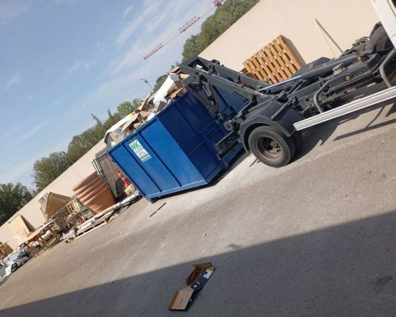 Benne accrochée à un camion