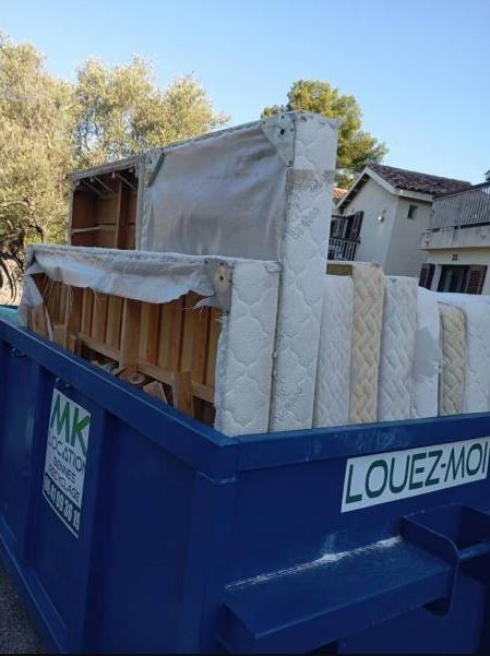 Matelas dans une benne bleue