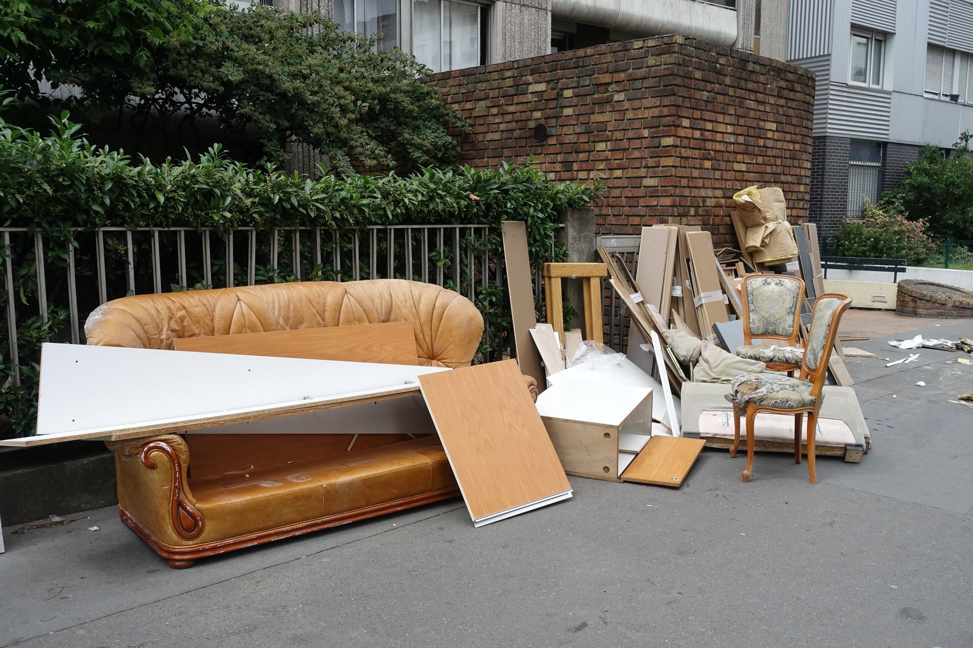 Canapé sur un trottoir