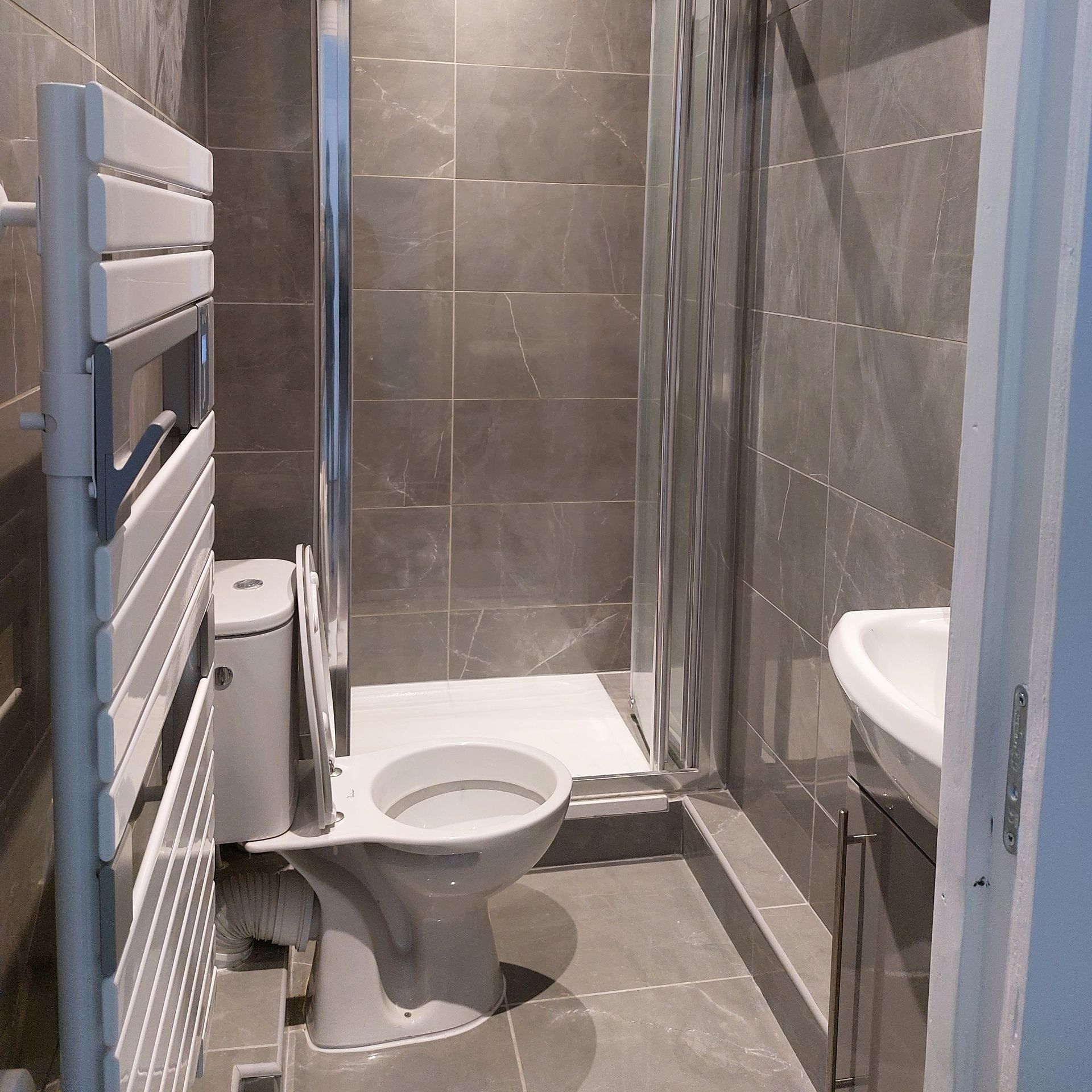 WC et douche dans une salle de bains rénovée