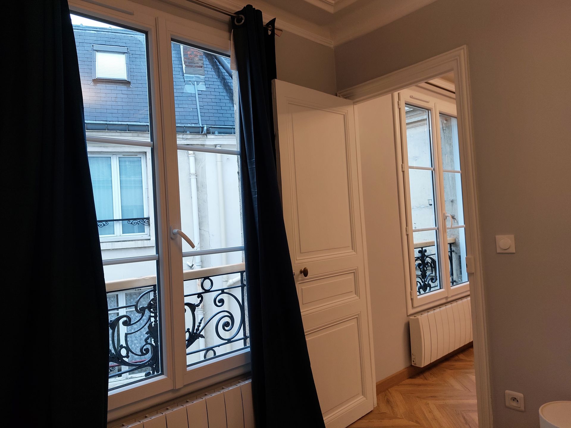 Un appartement rénové avec du parquet au sol.