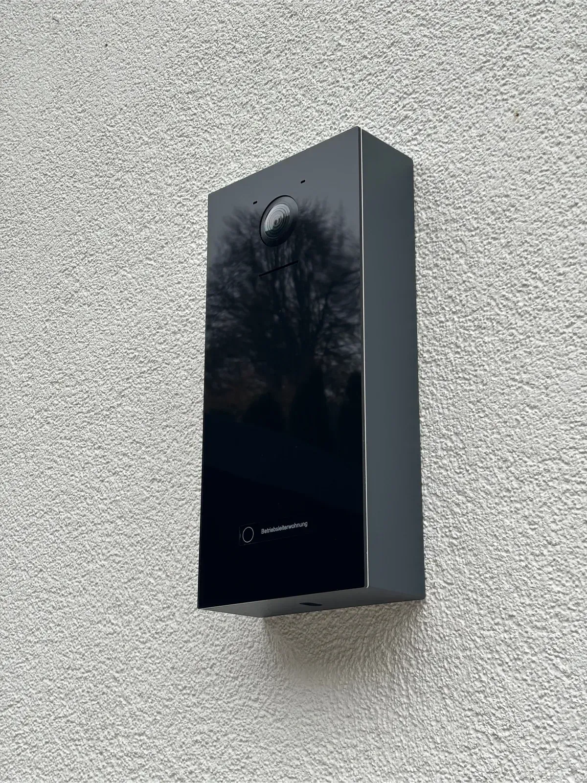 Unterputz-Türstation Video mit Kamera und Lautsprecher Türsprechanlage IP Technik mit Smartphonekommunikation und kostenloser App Architekten von ERCOTEH mit Videosprechanlage in Anthrazit RAL 7016 Edelstahl, beleuchtete Straße und Hausnummer mit eingebauter Kamera und Klingel Fingerprint Codeschloss und keypad Türsprechanlage von Gira System 106, Siedle, Loxone, 2N, HIKVISION Videosprechanlage maßanfertigung nach kundenwunsch aufputz briefkasten designer premium ercoteh briefkastenmanufaktur made in germany