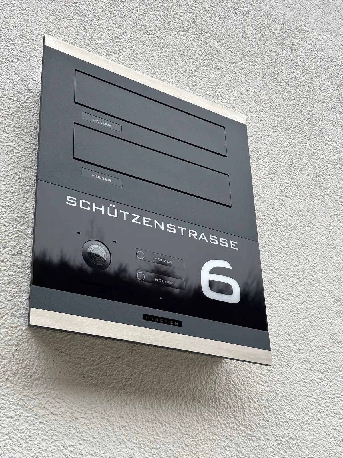 Mauerdurchwurf-Briefkasten durchwurf-Briefkasten 1-Familien von ERCOTEH mit Videosprechanlage in Anthrazit RAL 7016 Edelstahl, beleuchtete Straße und Hausnummer mit eingebauter Kamera und Klingel Fingerprint Codeschloss und keypad Türsprechanlage von Gira System 106, Siedle, Loxone, 2N, HIKVISION Videosprechanlage maßanfertigung nach kundenwunsch aufputz briefkasten designer premium ercoteh briefkastenmanufaktur made in germany set 2009