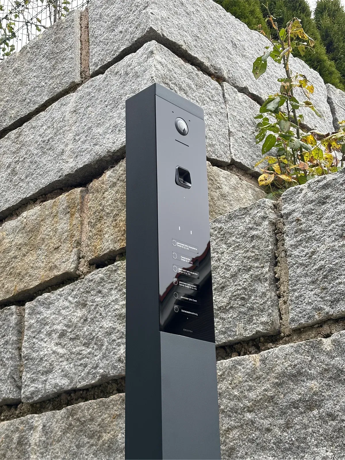 Infosäule Kommunikationssäule Briefkasten freistehend mit paketbox von ERCOTEH mit Videosprechanlage in Anthrazit RAL 7016 mit eingebauter Kamera und Klingel Fingerprint Codeschloss und keypad Türsprechanlage von Gira System 106, Siedle, Loxone, 2N Videosprechanlage maßanfertigung nach kundenwunsch aufputz briefkasten designer premium ercoteh briefkastenmanufaktur made in germany