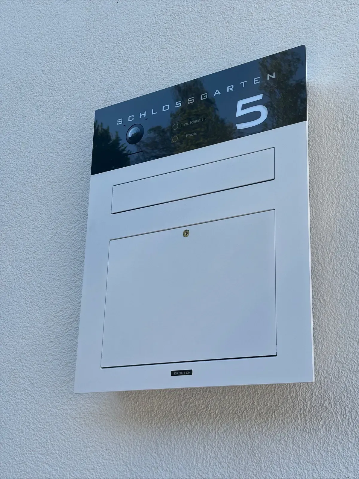 Unterputz-Briefkasten Aufputz-Briefkasten 1-Familien von ERCOTEH mit Videosprechanlage in Anthrazit RAL 7016 Edelstahl, beleuchtete Straße und Hausnummer mit eingebauter Kamera und Klingel Fingerprint Codeschloss und keypad Türsprechanlage von Gira System 106, Siedle, Loxone, 2N, HIKVISION Videosprechanlage maßanfertigung nach kundenwunsch aufputz briefkasten designer premium ercoteh briefkastenmanufaktur made in germany set 2009