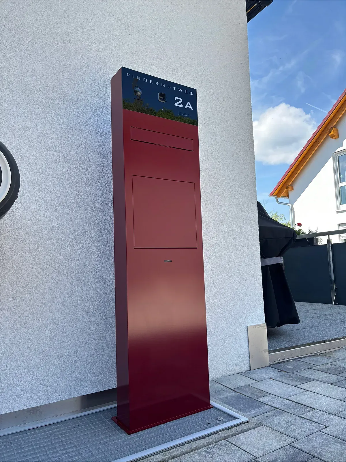 Briefkastenstele Standbriefkasten Briefkasten freistehend von ERCOTEH mit Videosprechanlage in Anthrazit RAL 7016 mit eingebauter Kamera und Klingel Fingerprint Codeschloss und keypad Türsprechanlage von Gira System 106, Siedle, Loxone, 2N Videosprechanlage maßanfertigung nach kundenwunsch aufputz briefkasten designer premium ercoteh briefkastenmanufaktur made in germany