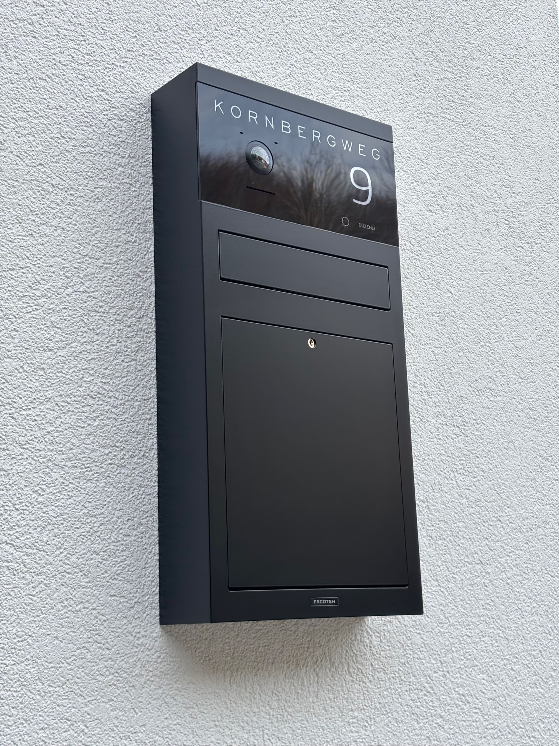 Unterputz-Briefkasten Aufputz-Briefkasten 1-Familien von ERCOTEH mit Videosprechanlage in Anthrazit RAL 7016 Edelstahl, beleuchtete Straße und Hausnummer mit eingebauter Kamera und Klingel Fingerprint Codeschloss und keypad Türsprechanlage von Gira System 106, Siedle, Loxone, 2N, HIKVISION Videosprechanlage maßanfertigung nach kundenwunsch aufputz briefkasten designer premium ercoteh briefkastenmanufaktur made in germany set 2009