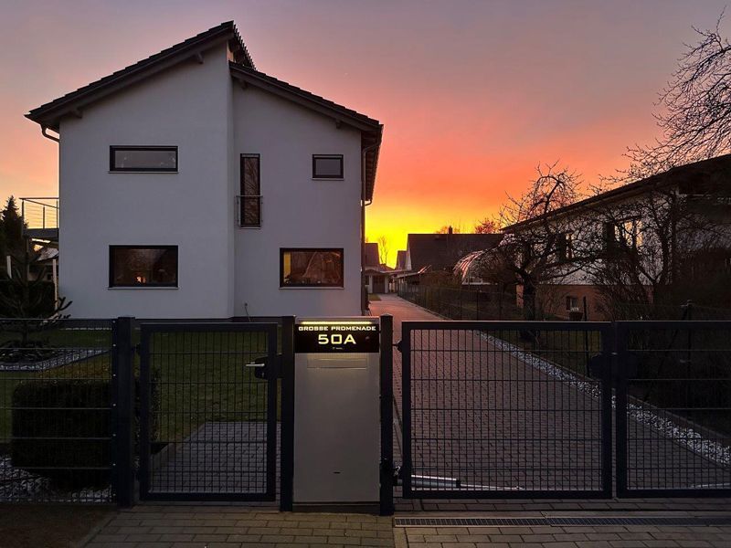 Zaunbriefkasten von ERCOTEH mit Videosprechanlage in Anthrazit RAL 7016 mit eingebauter Kamera und Klingel Fingerprint Codeschloss und keypad Türsprechanlage von Gira System 106, Siedle, Loxone, 2N Videosprechanlage maßanfertigung nach kundenwunsch aufputz briefkasten designer premium ercoteh briefkastenmanufaktur made in germany