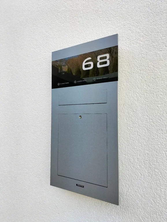 Unterputz-Briefkasten Aufputz-Briefkasten 1-Familien von ERCOTEH mit Videosprechanlage in Anthrazit RAL 7016 Edelstahl, beleuchtete Straße und Hausnummer mit eingebauter Kamera und Klingel Fingerprint Codeschloss und keypad Türsprechanlage von Gira System 106, Siedle, Loxone, 2N, HIKVISION Videosprechanlage maßanfertigung nach kundenwunsch aufputz briefkasten designer premium ercoteh briefkastenmanufaktur made in germany set 2009