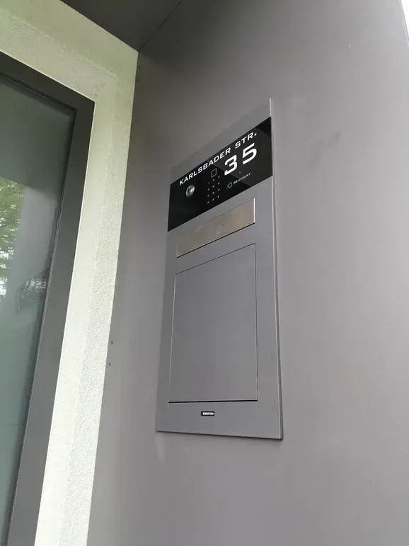Unterputz-Briefkasten Aufputz-Briefkasten 1-Familien von ERCOTEH mit Videosprechanlage in Anthrazit RAL 7016 Edelstahl, beleuchtete Straße und Hausnummer mit eingebauter Kamera und Klingel Fingerprint Codeschloss und keypad Türsprechanlage von Gira System 106, Siedle, Loxone, 2N, HIKVISION Videosprechanlage maßanfertigung nach kundenwunsch aufputz briefkasten designer premium ercoteh briefkastenmanufaktur made in germany set 2009