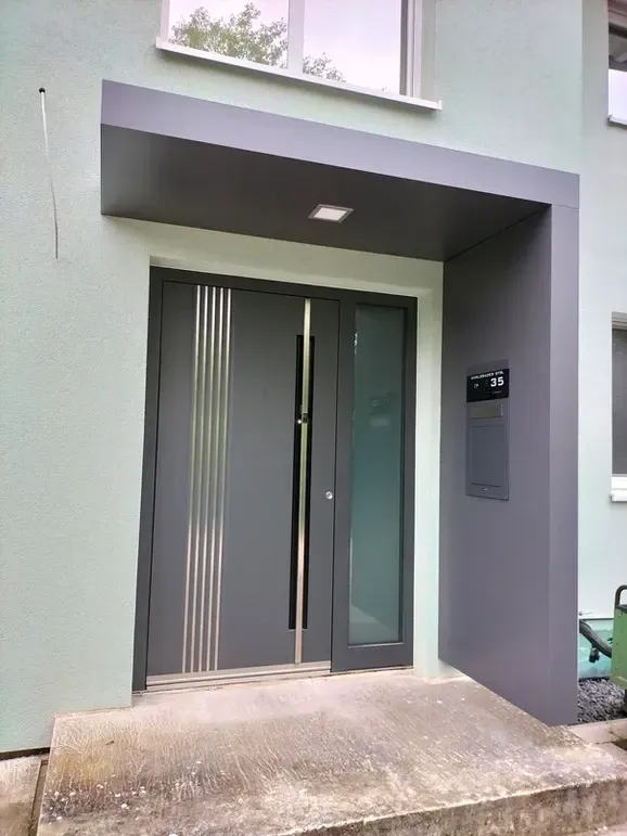 Unterputz-Briefkasten Aufputz-Briefkasten 1-Familien von ERCOTEH mit Videosprechanlage in Anthrazit RAL 7016 Edelstahl, beleuchtete Straße und Hausnummer mit eingebauter Kamera und Klingel Fingerprint Codeschloss und keypad Türsprechanlage von Gira System 106, Siedle, Loxone, 2N, HIKVISION Videosprechanlage maßanfertigung nach kundenwunsch aufputz briefkasten designer premium ercoteh briefkastenmanufaktur made in germany set 2009