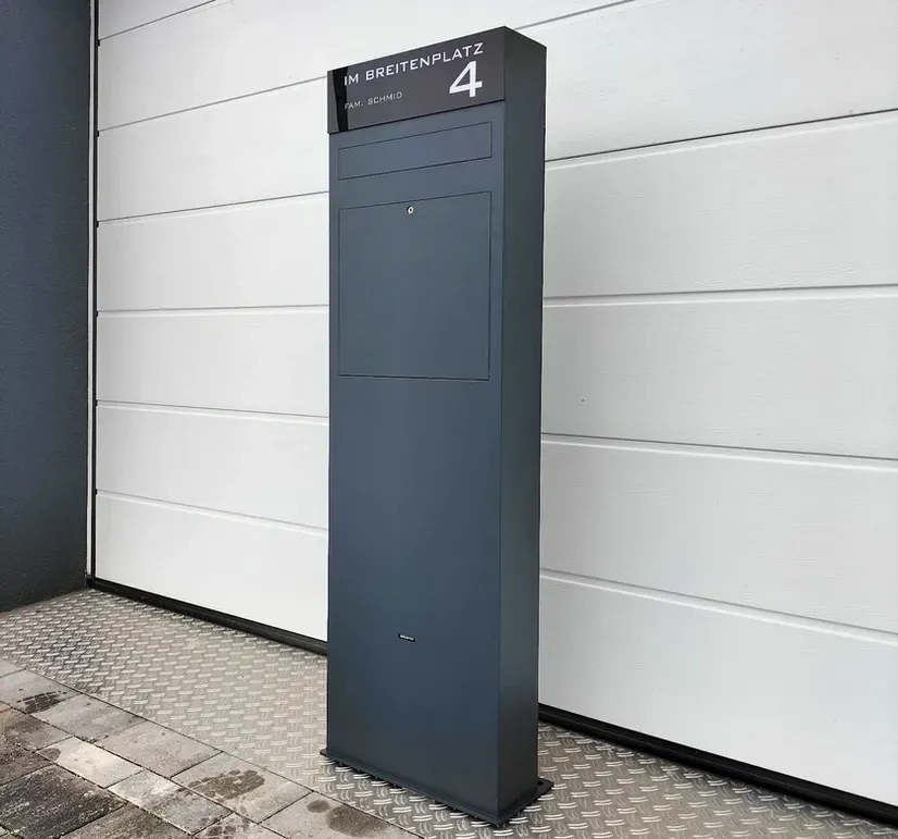 Briefkastenstele Standbriefkasten Briefkasten freistehend 2-familien von ERCOTEH mit Videosprechanlage in Anthrazit RAL 7016 mit eingebauter Kamera und Klingel Fingerprint Codeschloss und keypad Türsprechanlage von Gira System 106, Siedle, Loxone, 2N Videosprechanlage maßanfertigung nach kundenwunsch aufputz briefkasten designer premium ercoteh briefkastenmanufaktur made in germany