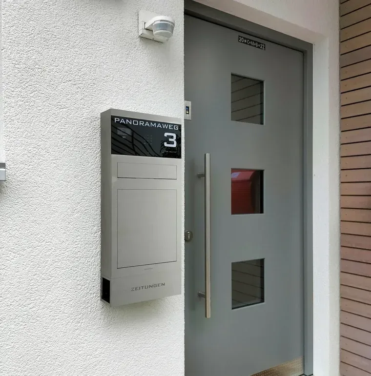 Unterputz-Briefkasten Aufputz-Briefkasten 1-Familien von ERCOTEH mit Videosprechanlage in Anthrazit RAL 7016 Edelstahl, beleuchtete Straße und Hausnummer mit eingebauter Kamera und Klingel Fingerprint Codeschloss und keypad Türsprechanlage von Gira System 106, Siedle, Loxone, 2N, HIKVISION Videosprechanlage maßanfertigung nach kundenwunsch aufputz briefkasten designer premium ercoteh briefkastenmanufaktur made in germany set 2009