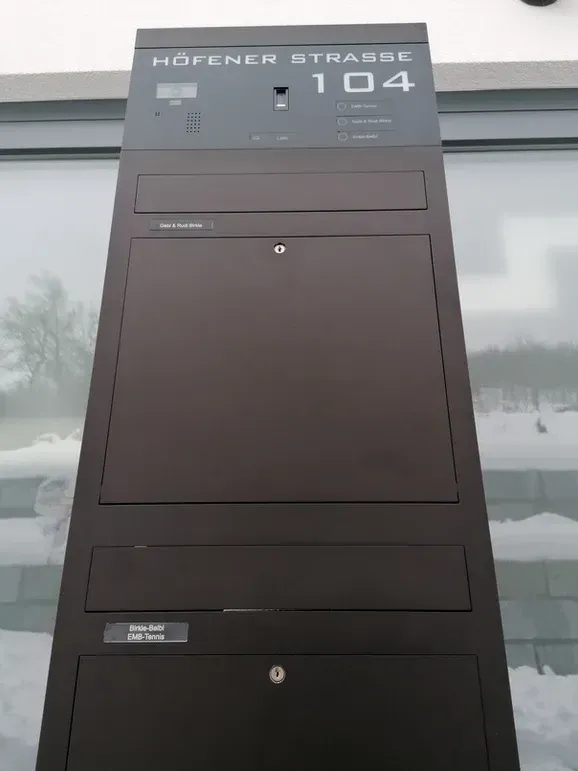 Briefkastenstele mit Paketfach in Sonderfarbe premium siedle gira designer von ercoteh mit kamera klingel videosprechanlage komplettset