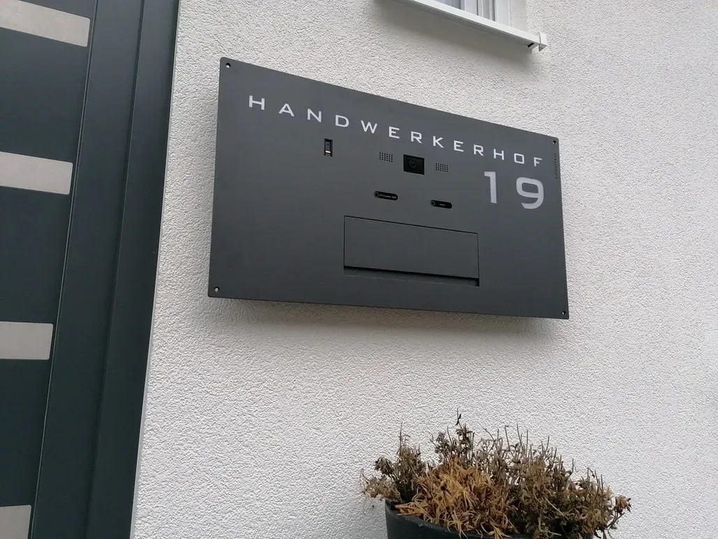 Unterputz-Briefkasten Aufputz-Briefkasten 1-Familien von ERCOTEH mit Videosprechanlage in Anthrazit RAL 7016 Edelstahl, beleuchtete Straße und Hausnummer mit eingebauter Kamera und Klingel Fingerprint Codeschloss und keypad Türsprechanlage von Gira System 106, Siedle, Loxone, 2N, HIKVISION Videosprechanlage maßanfertigung nach kundenwunsch aufputz briefkasten designer premium ercoteh briefkastenmanufaktur made in germany set 2009