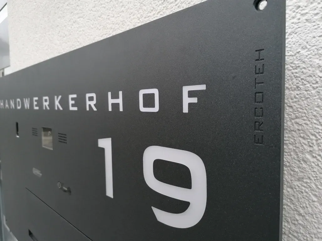 Unterputz-Briefkasten Aufputz-Briefkasten 1-Familien von ERCOTEH mit Videosprechanlage in Anthrazit RAL 7016 Edelstahl, beleuchtete Straße und Hausnummer mit eingebauter Kamera und Klingel Fingerprint Codeschloss und keypad Türsprechanlage von Gira System 106, Siedle, Loxone, 2N, HIKVISION Videosprechanlage maßanfertigung nach kundenwunsch aufputz briefkasten designer premium ercoteh briefkastenmanufaktur made in germany set 2009