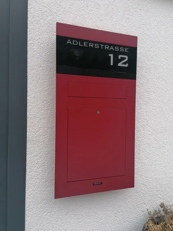 Unterputz-Briefkasten Aufputz-Briefkasten 1-Familien von ERCOTEH mit Videosprechanlage in Anthrazit RAL 7016 Edelstahl, beleuchtete Straße und Hausnummer mit eingebauter Kamera und Klingel Fingerprint Codeschloss und keypad Türsprechanlage von Gira System 106, Siedle, Loxone, 2N, HIKVISION Videosprechanlage maßanfertigung nach kundenwunsch aufputz briefkasten designer premium ercoteh briefkastenmanufaktur made in germany set 2009