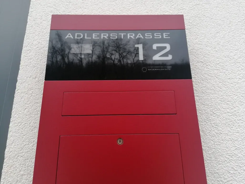 Unterputz-Briefkasten Aufputz-Briefkasten 1-Familien von ERCOTEH mit Videosprechanlage in Anthrazit RAL 7016 Edelstahl, beleuchtete Straße und Hausnummer mit eingebauter Kamera und Klingel Fingerprint Codeschloss und keypad Türsprechanlage von Gira System 106, Siedle, Loxone, 2N, HIKVISION Videosprechanlage maßanfertigung nach kundenwunsch aufputz briefkasten designer premium ercoteh briefkastenmanufaktur made in germany set 2009